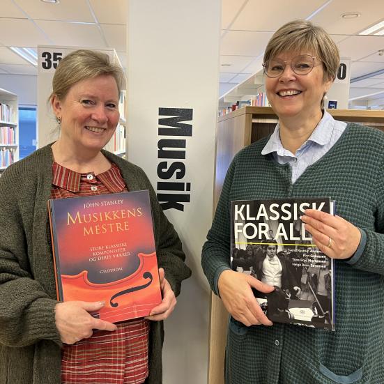 to bibliotekarer står med bøger om klassisk musik