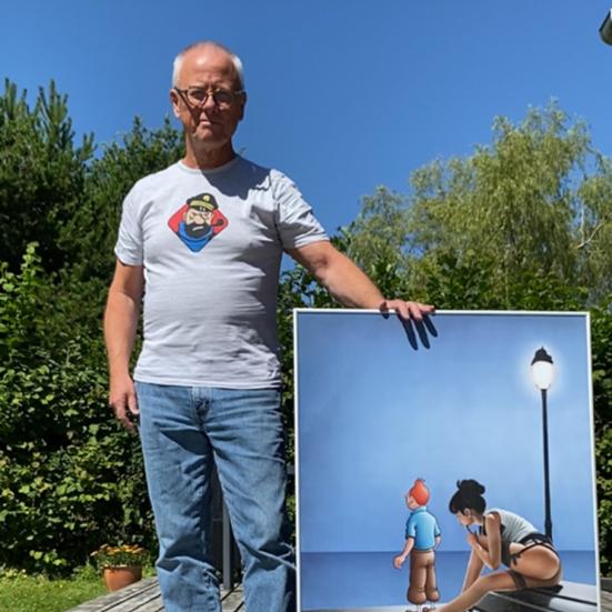 Erik Marquardtsen står udenfor med stor plakat med tintin