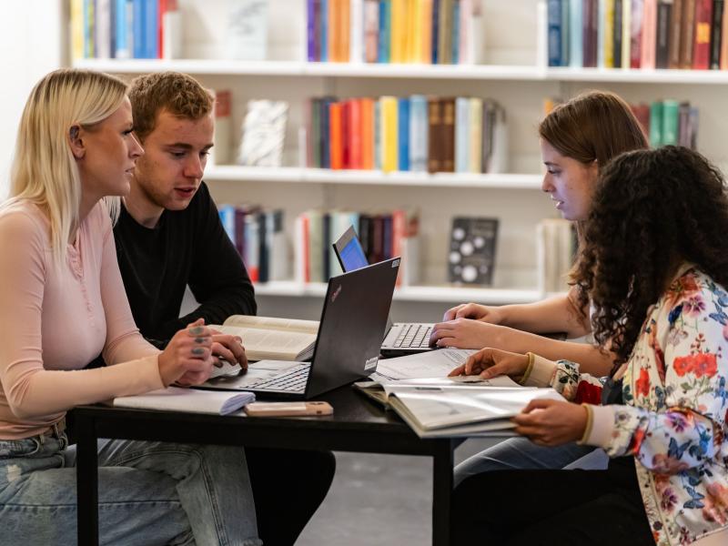 studerende på biblioteket