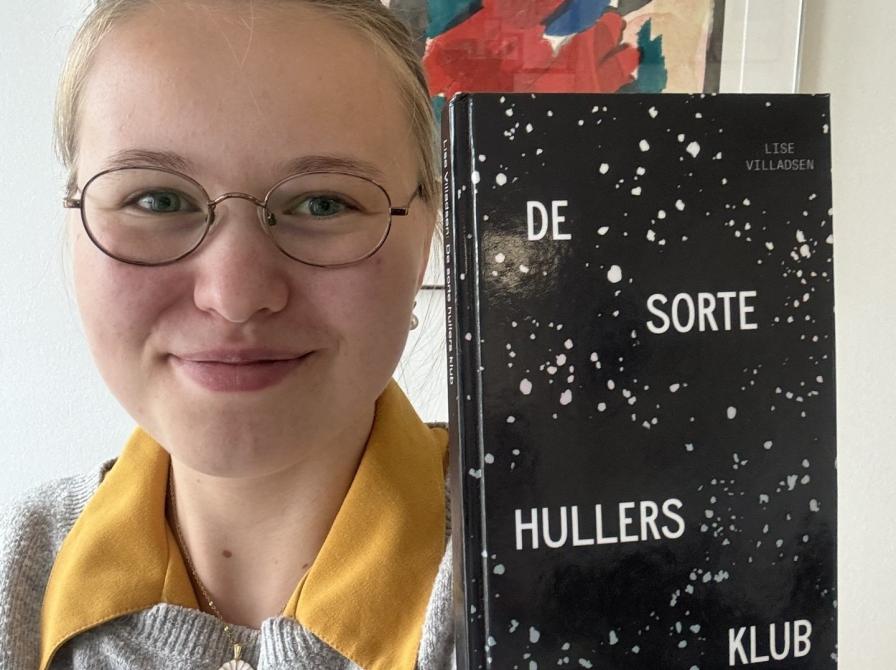 Sascha anbefaler bogen "De sorte Hullers klub" af Lisa Villadsen